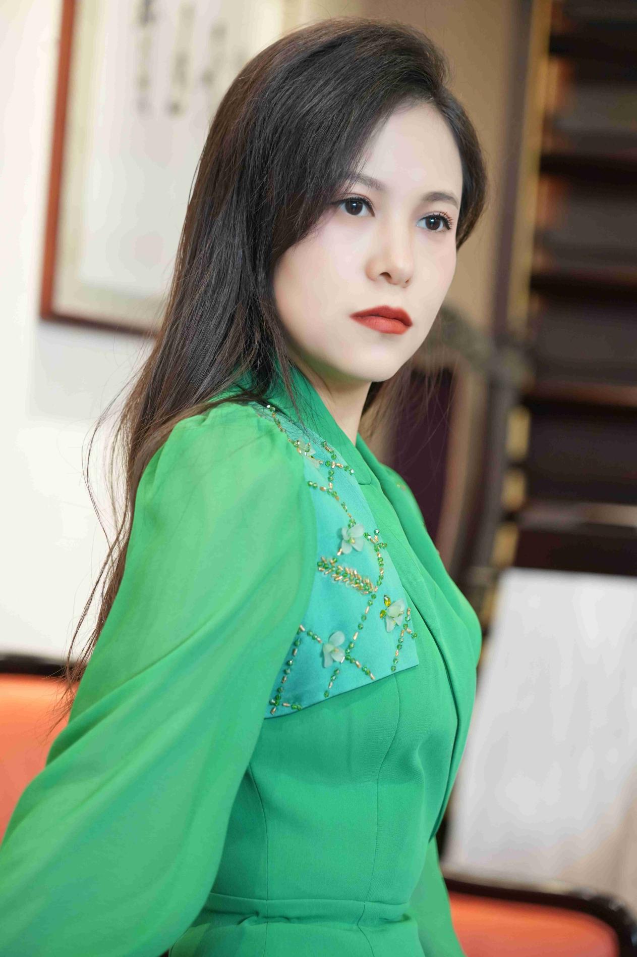 主持人刘美希夏日长裙写真 简约别致优雅随性