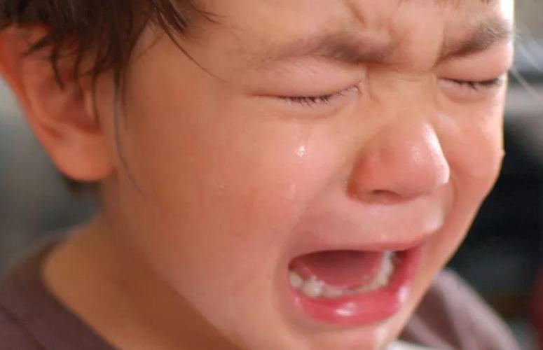 宝宝看到"一些人"就号啕大哭,老人也许不懂,但爸妈心里要有数