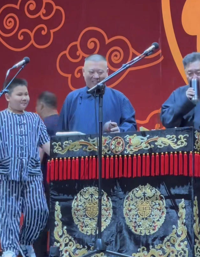 郭德纲携小儿子同框亮相!8岁安迪身高傲人,全家已定居天津