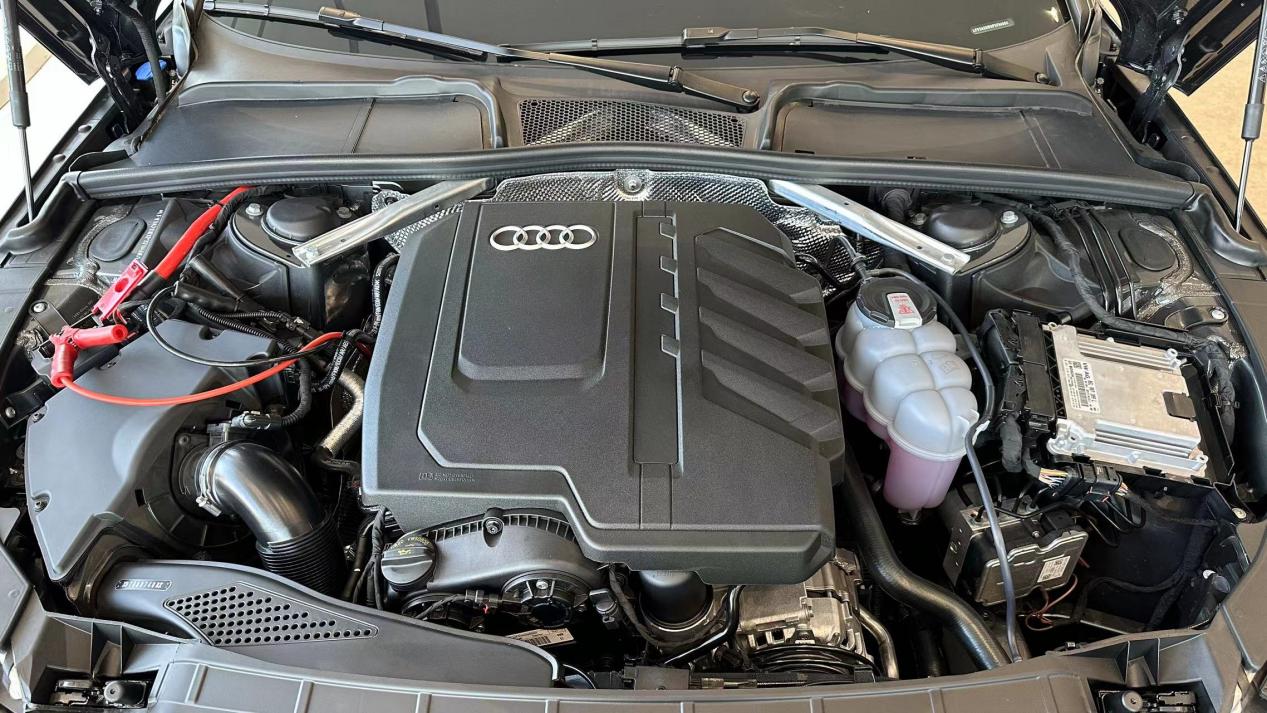 到店实拍奥迪a4l,标配2.0t发动机,造型运动,适合年轻人!