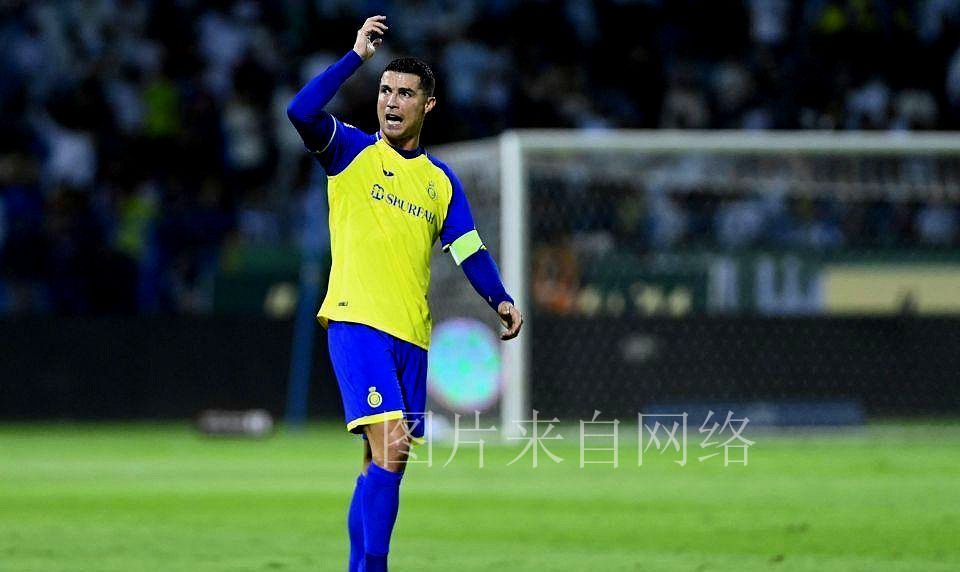 c罗休赛季度假暴露黑色脚趾甲,网友热议