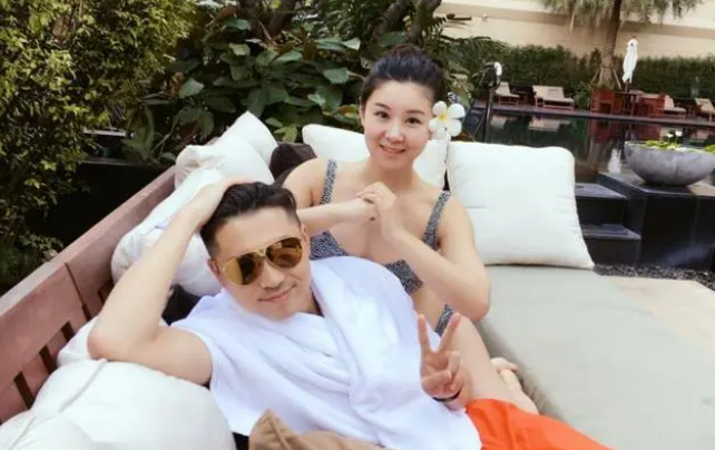 王雷夫妇出海玩冲浪,李小萌穿泳装白到发光,与老公肤色对比明显