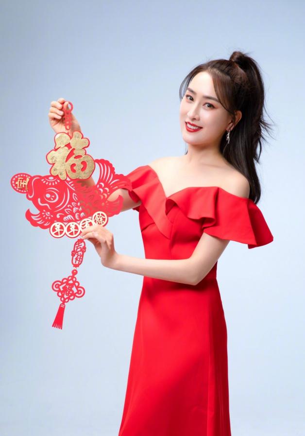 不愧是马苏,牛年就要红红火火,身着红裙尽显成熟女人的魅力