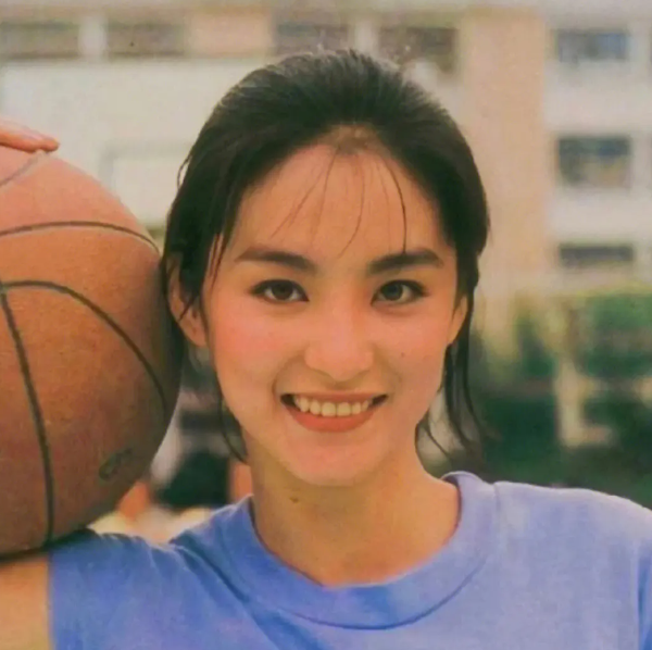 林青霞被曝离港!前夫一家首团聚,第三者正脸曝光,正宫被逼退