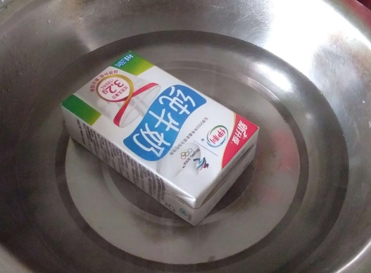 盒装牛奶隔水加热,真的会中毒吗?包装盒到底耐不耐高温?