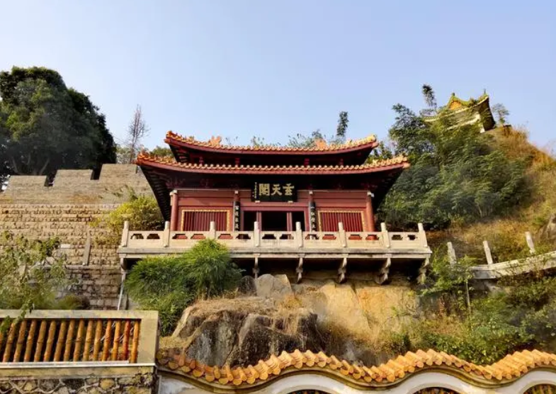 到潮州古城金山上的北阁佛灯风景区,了解玄武大帝的传说故事