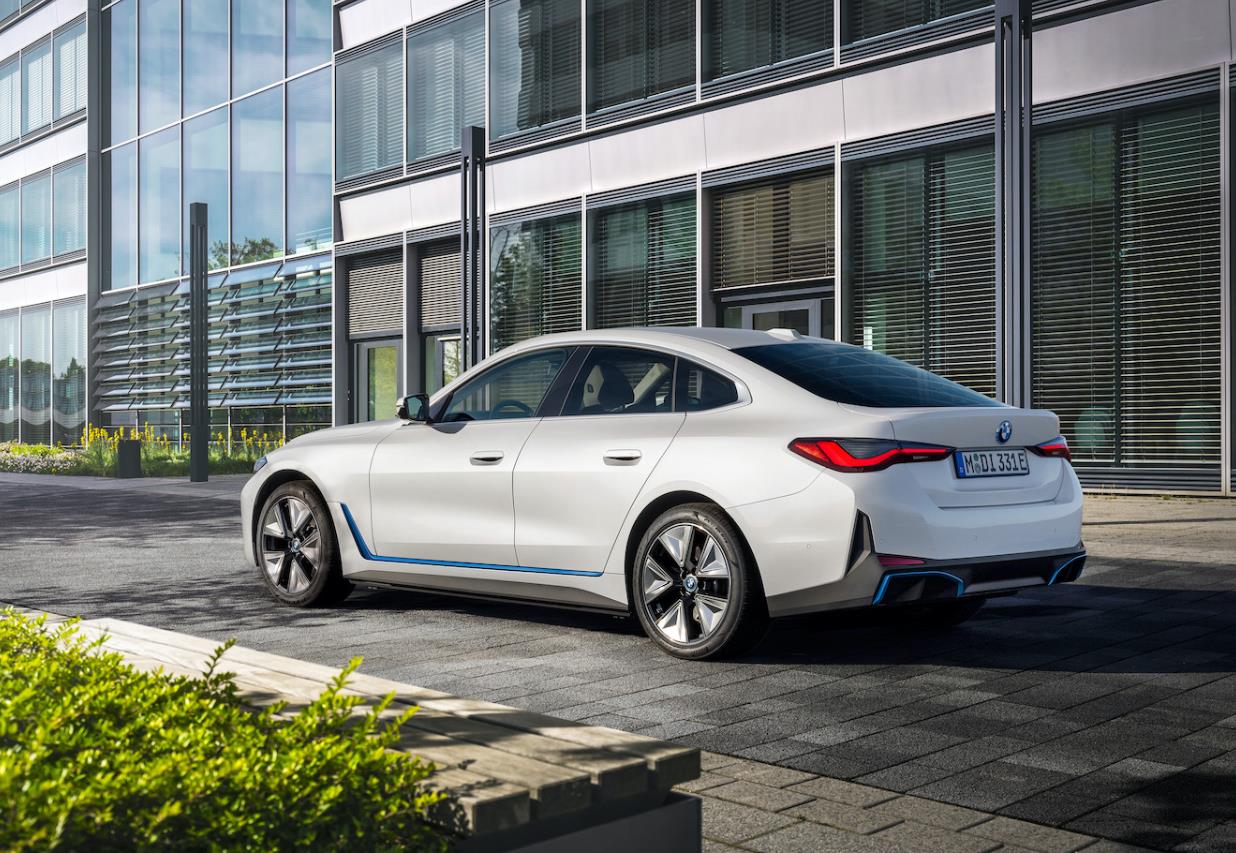 2023款宝马i4 edrive35,宝马入门电动轿跑,罕见的励磁同步电机