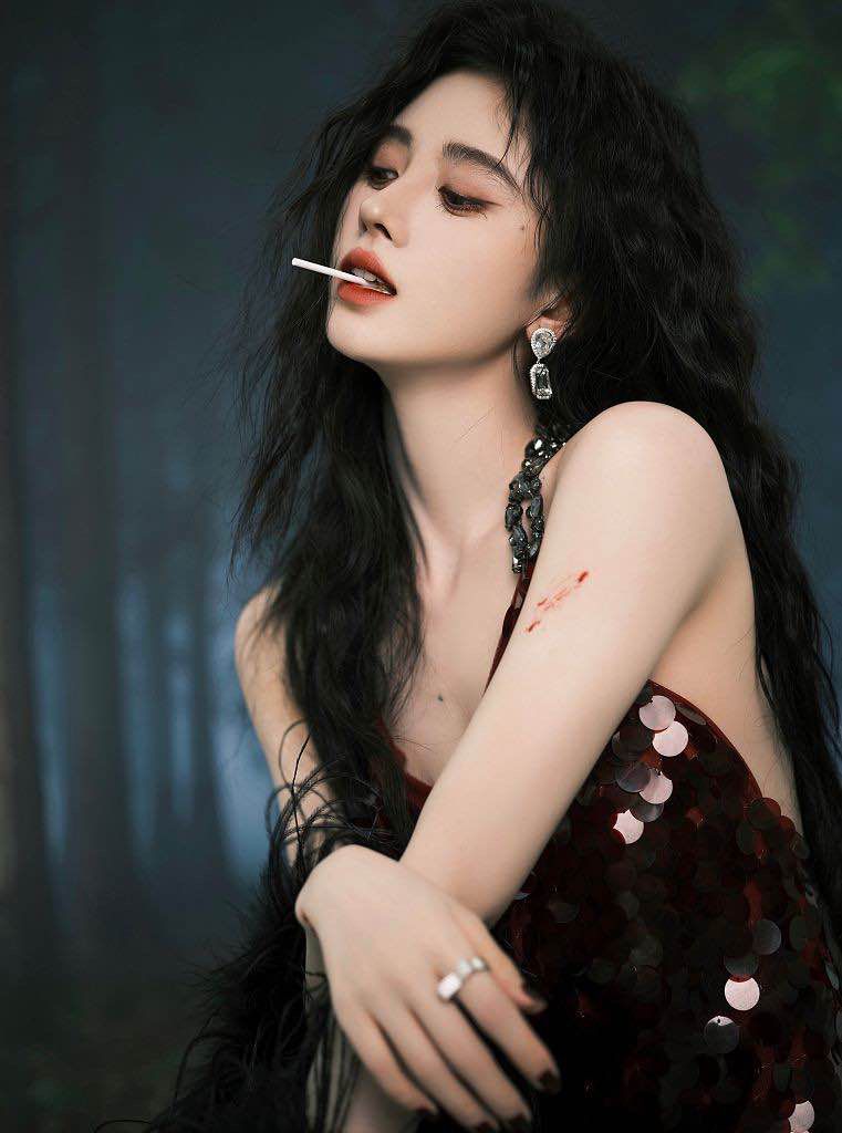 鞠婧祎又美出新高度了!就算浓妆艳抹,也照样显"清纯"