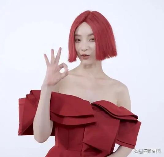 红色齐耳短发搭配红色一字肩裙子,又酷又飒真的好漂亮