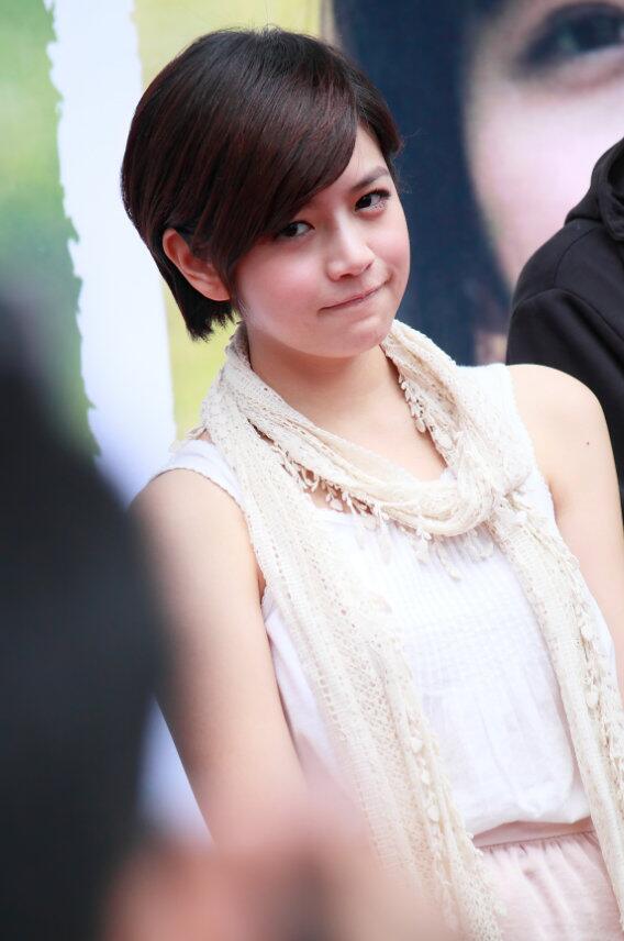 被陈妍希的"短发"造型美到了,减龄又少女,很有初恋感