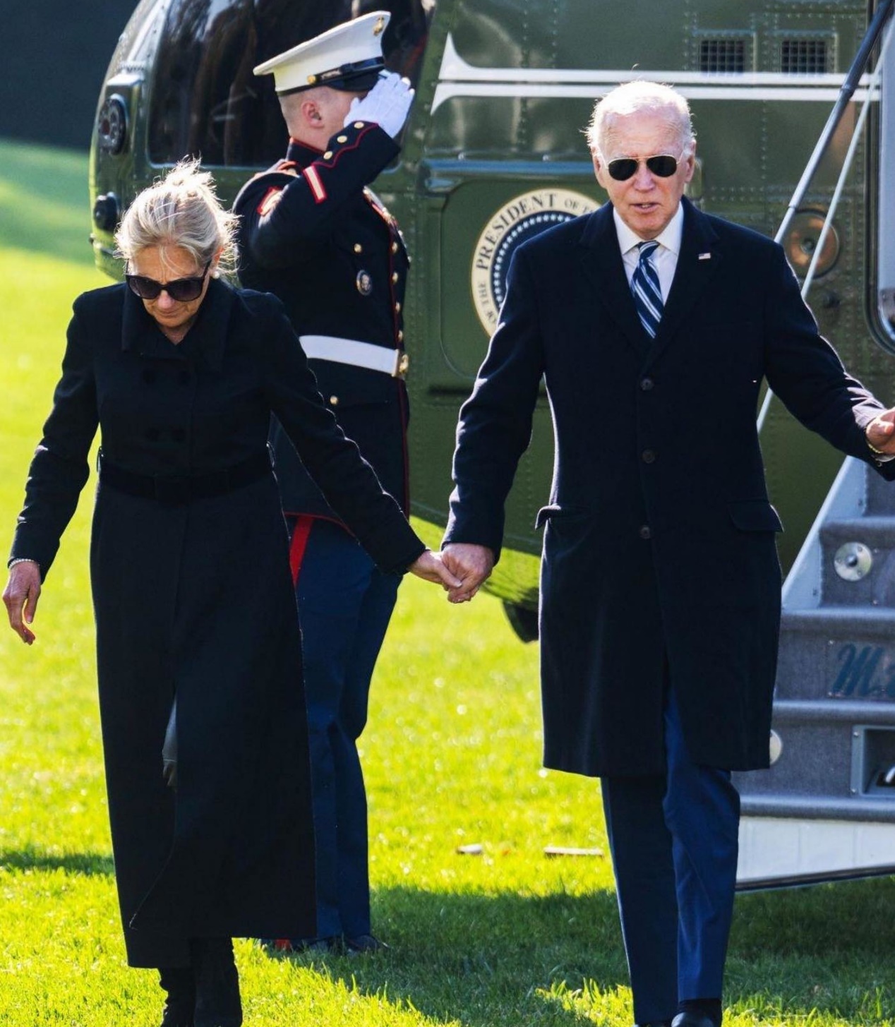 拜登和夫人在白宫当众亲吻!把人甜到了,第一夫人紫裙造型可真嫩