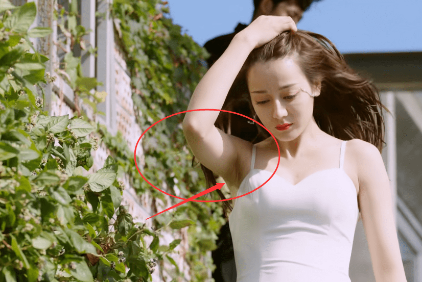 热巴演唱会翻车,胳肢窝生图被曝光,抬起胳膊瞬间网友疯狂截图