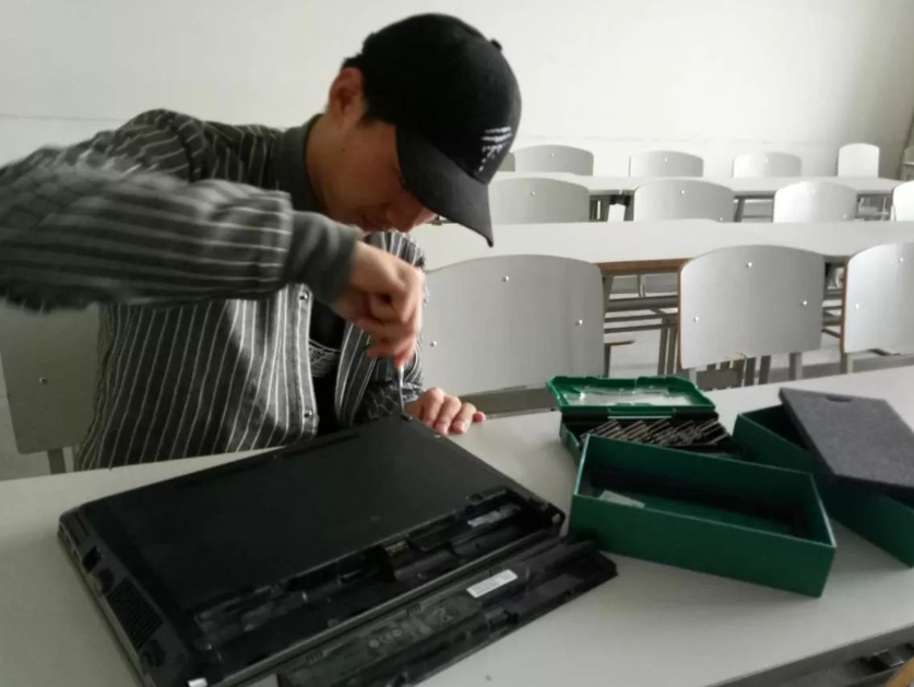 故事:陈冠希电脑里的1000张照片,毁掉了一个电脑修理工:很心酸