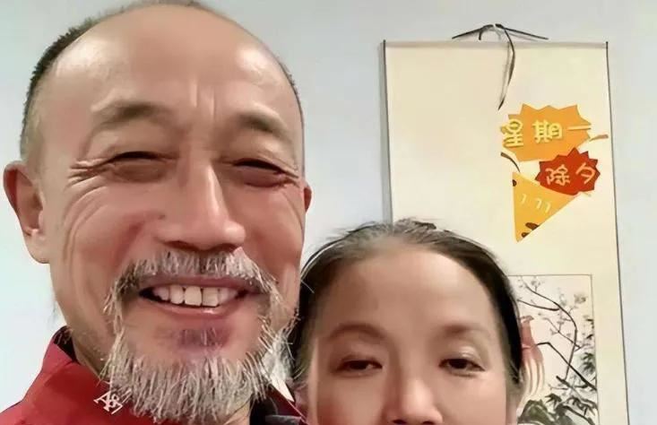 66岁孙海英近况!现身街头捡瓶子,熟练翻着垃圾桶,网友:落魄了