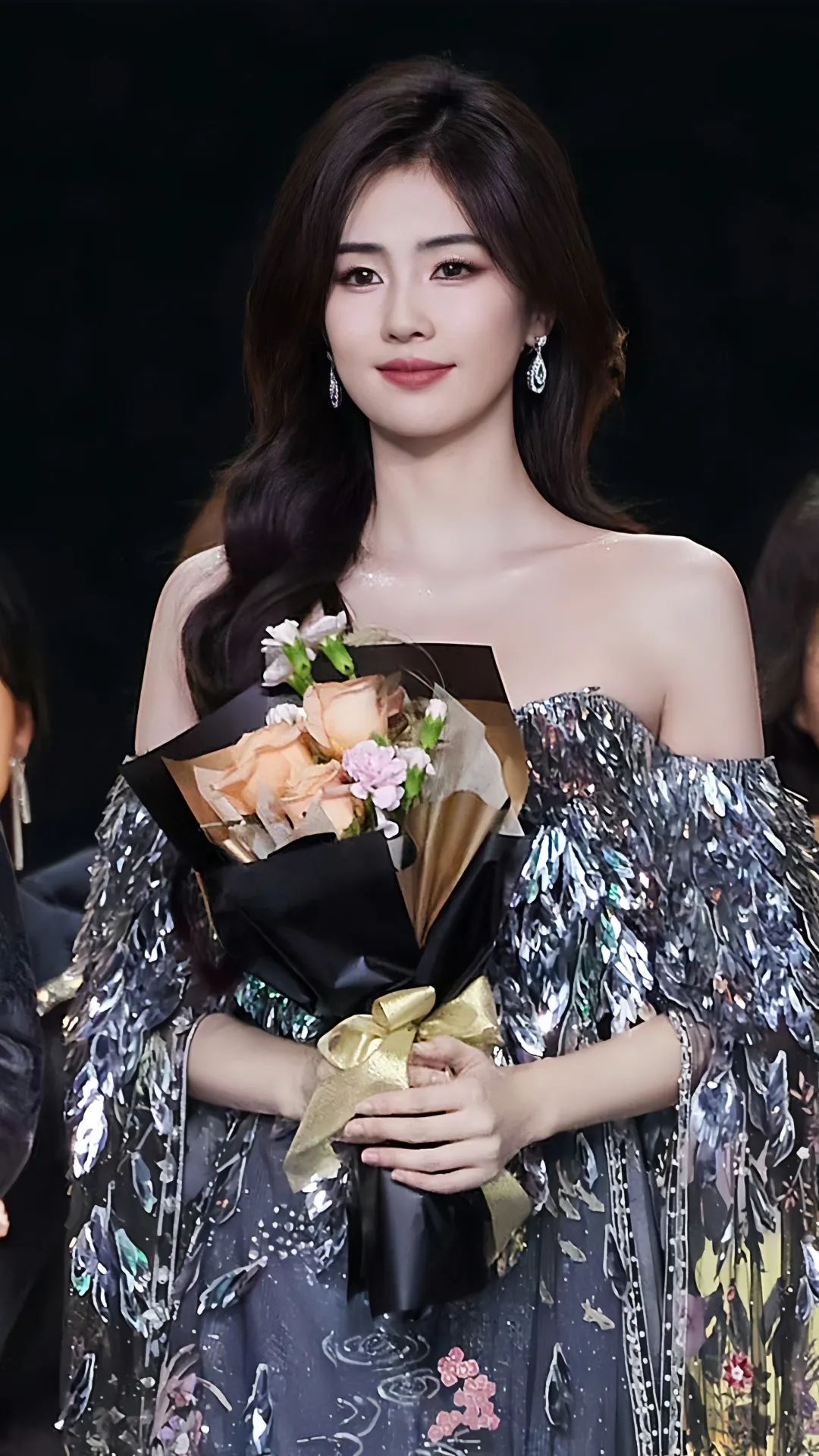 白鹿今晚尖叫之夜红毯造型图出炉啦!金光闪闪啊!