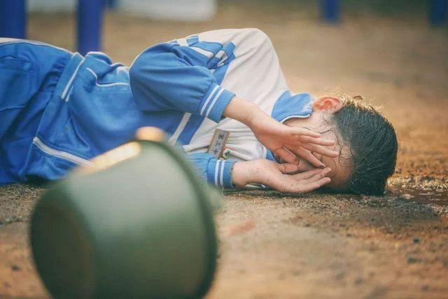 暴力事件背后的悲剧9月30日,兰州市学府致远学校成为了众多人关注的