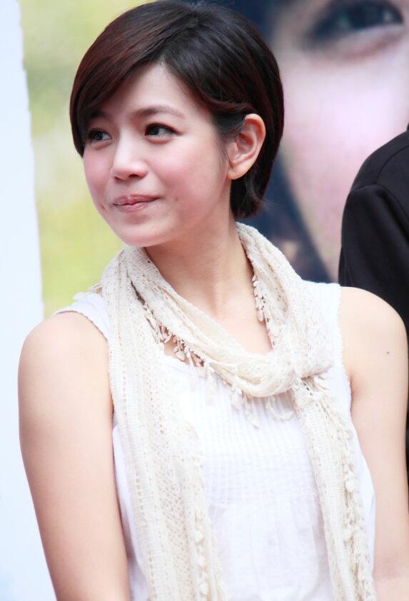 被陈妍希的"短发"造型美到了,减龄又少女,很有初恋感