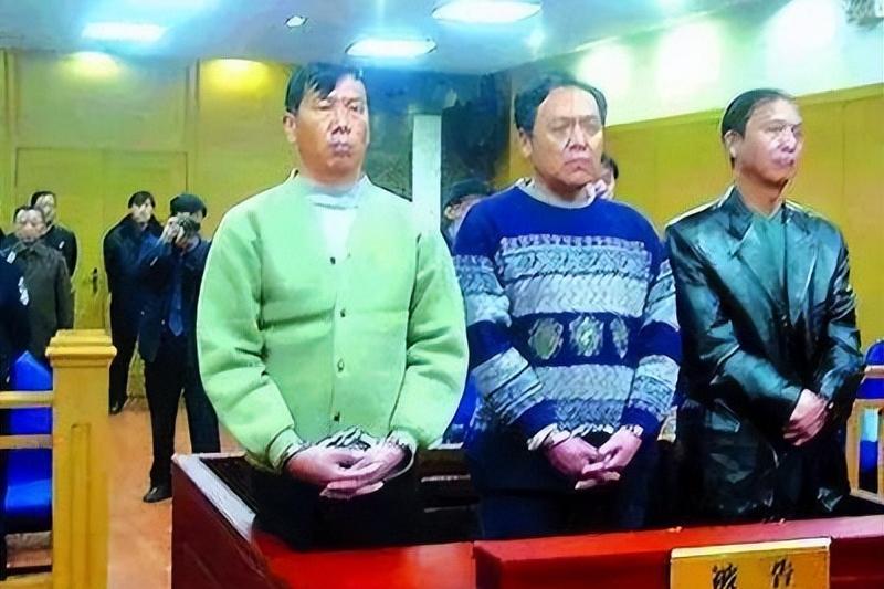 纪实:黑老大邹显卫,把女狱警当情妇,在监狱掌管大权控制警察