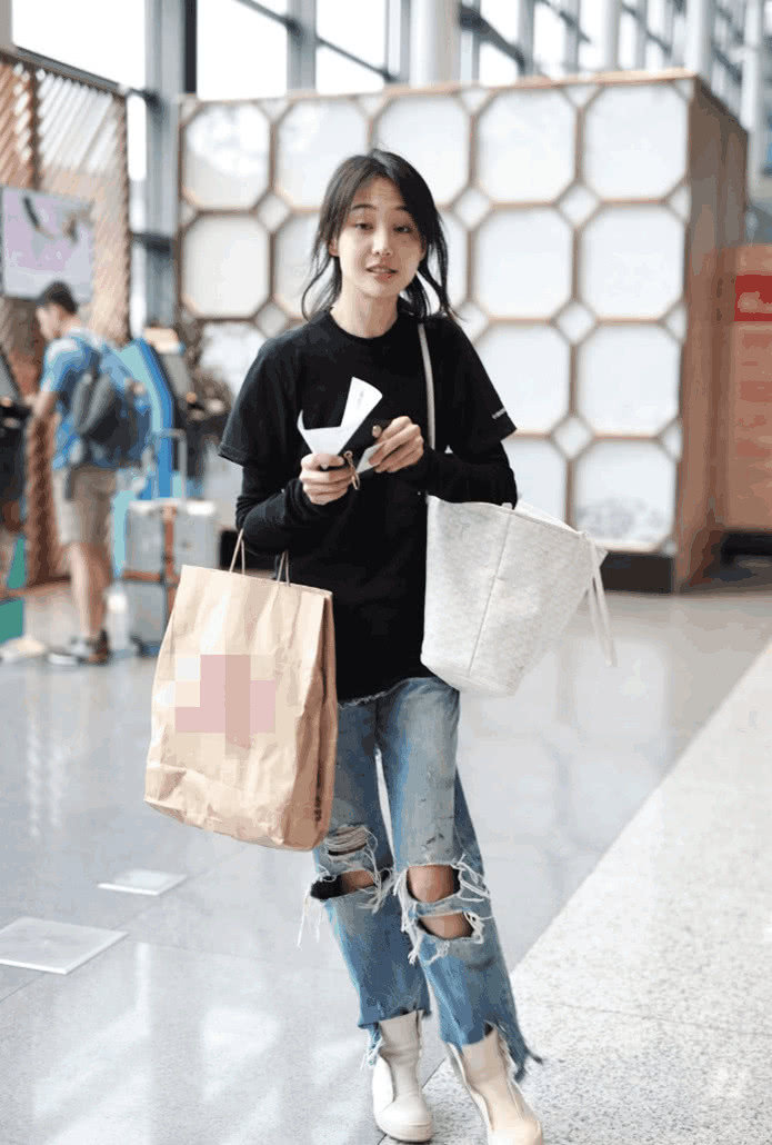 郑爽近照胖若两人,头发稀疏似大妈,状态太真实!