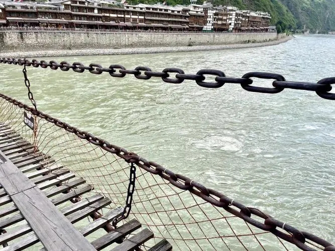 泸定桥13根铁索重达40吨,在清朝时期,是咋搭上去的?