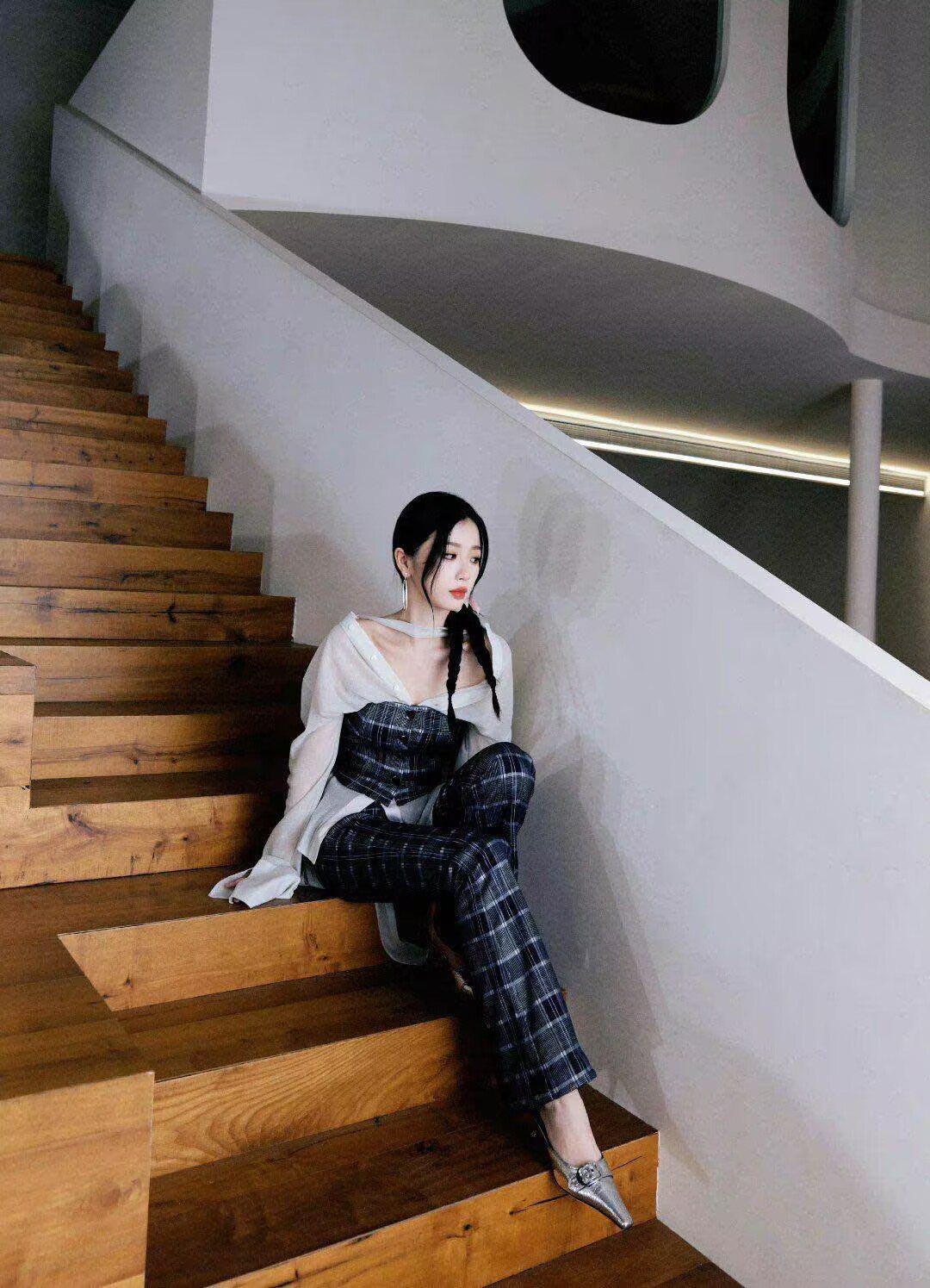 虞书欣美成"在逃千金"!穿搭时尚高级,脚踩高跟鞋气场十足