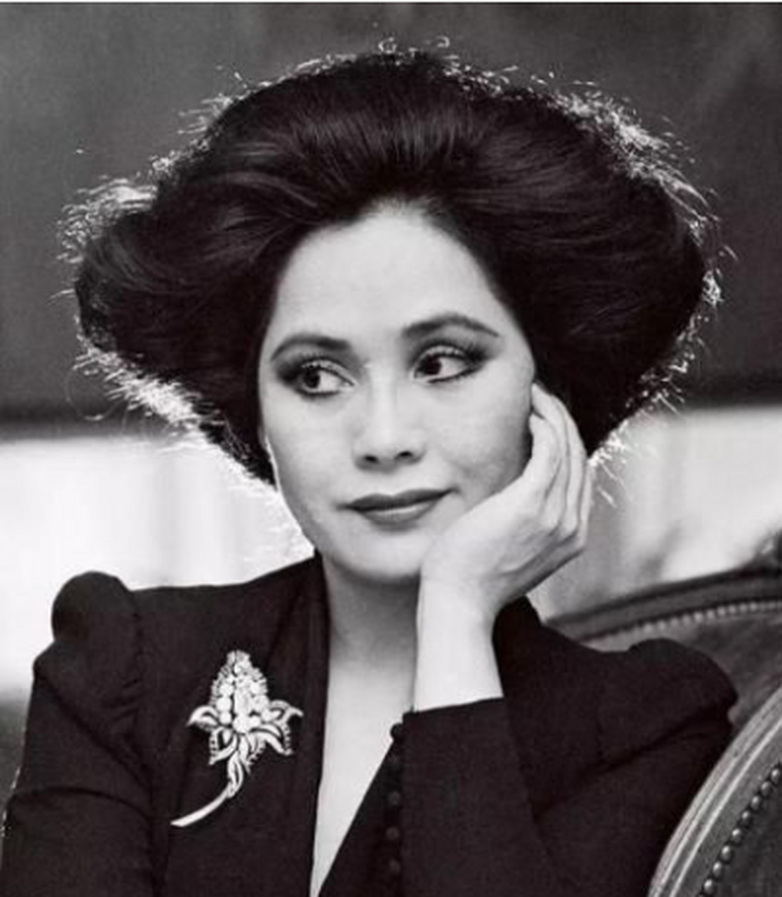 黛薇夫人的人生经历充满波折,贫困中成长,15岁进入演艺圈,后成为"第一