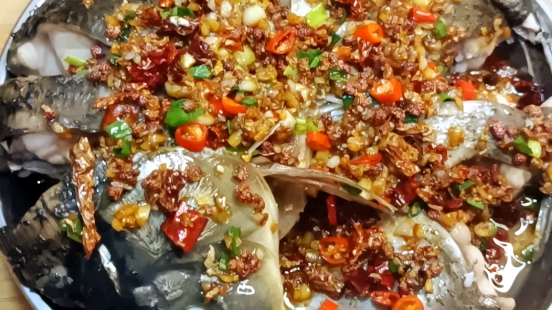 清蒸蒜香麻辣鲤鱼,鱼肉鲜嫩蒜香味十足!