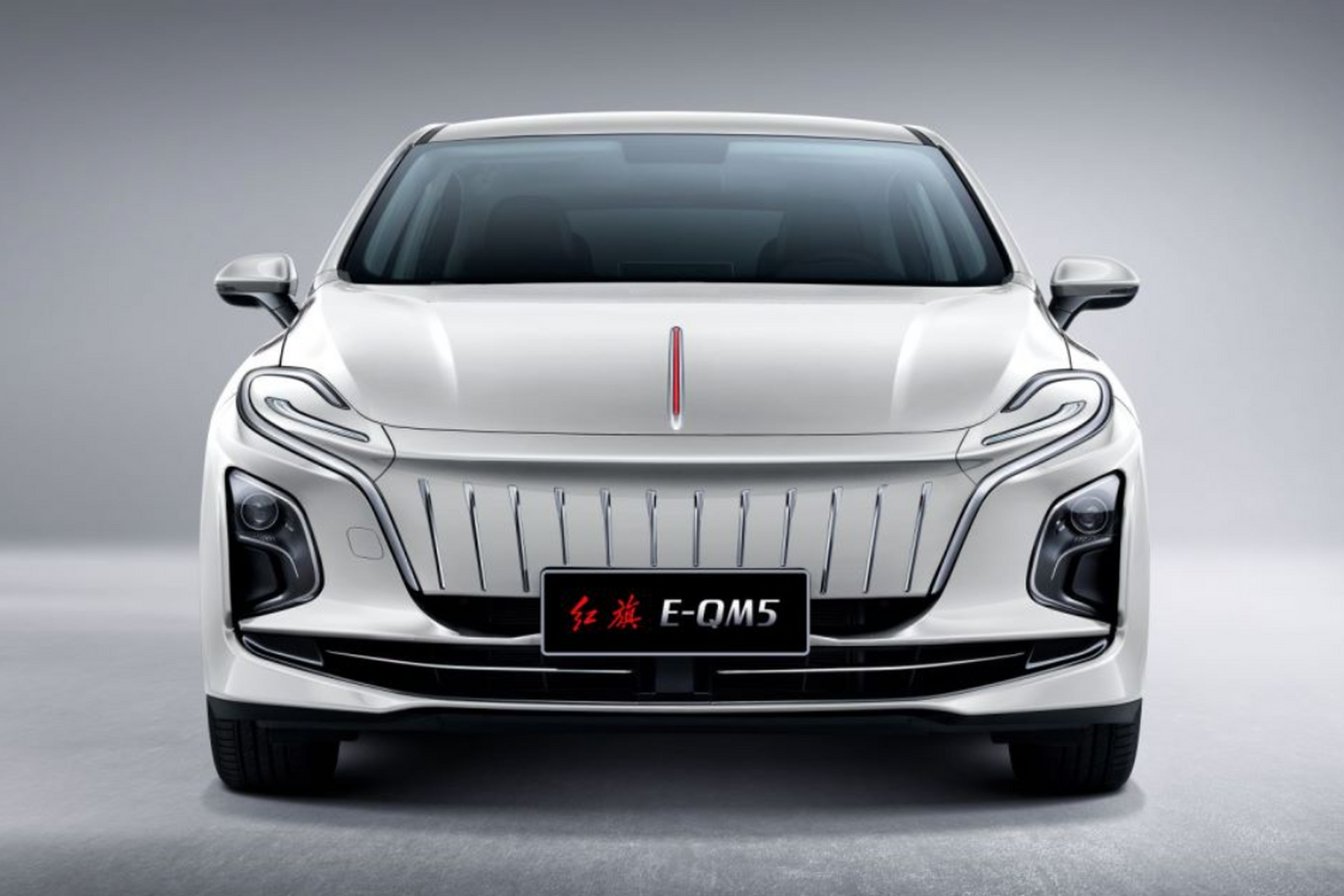 红旗eqm5是一款拥有科幻感和国风元素的电动轿车,价格低至14.98万元.