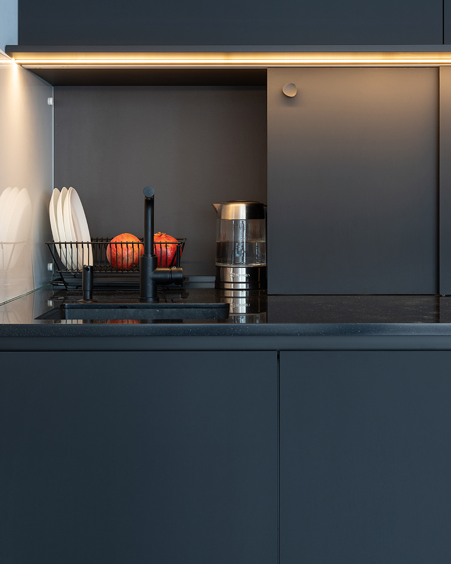 50㎡一室小户型,深色橱柜深木纹地板,这样装修极简有质感,赞!