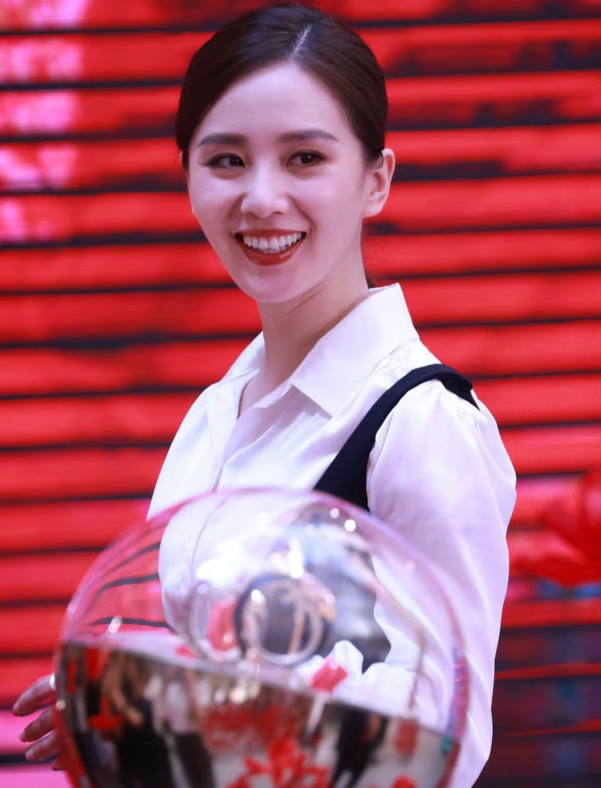 刘诗诗太实在,红毯图不p就放出来,这状态比20岁还像20岁