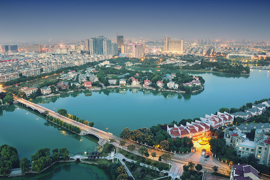 南京江宁金鹰购物中心大屏广告投放,南京户外大屏广告招商