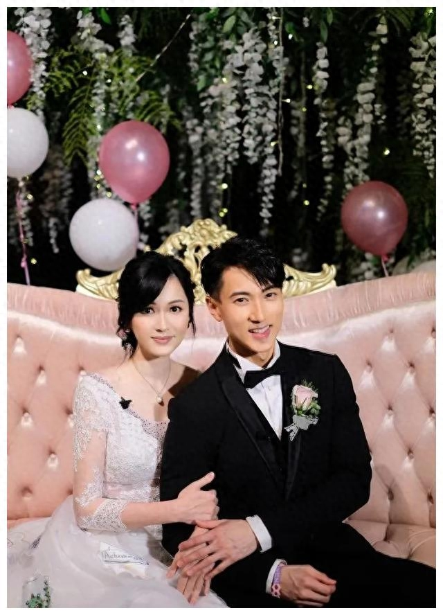 吴尊生日摆22桌筵席请粉丝,43岁妻子满脸疲惫,酒席菜色引争议!