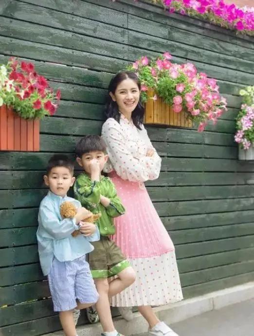 48岁胡可与沙溢拍大片,维护老公依然很帅,否定怀三胎追生女儿