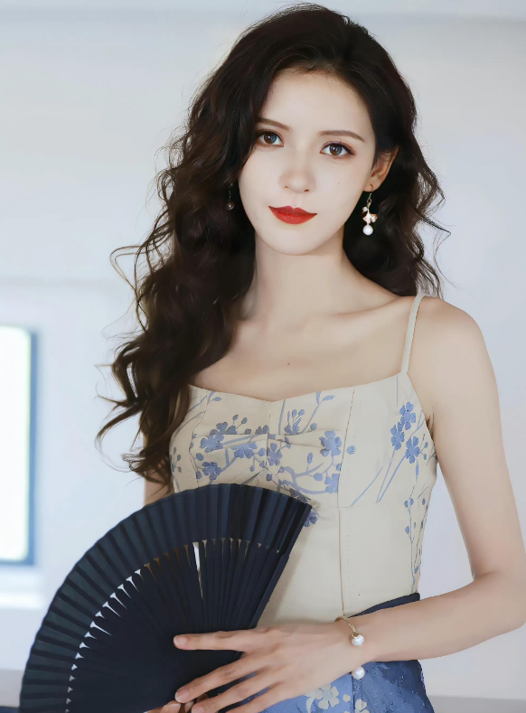 与成毅三次搭档毫无水花,如今一身国风美出圈,张予曦惊艳众人