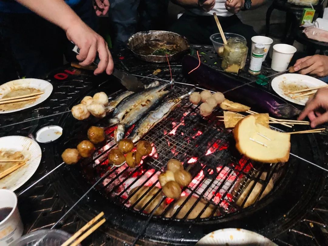 新疆篮球队团建:烧烤聚会见证球员真实一面