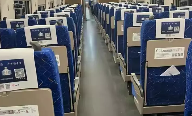 湖北一女子"一丝不挂"大闹高铁,当众表演全裸劈叉,惊呆乘客