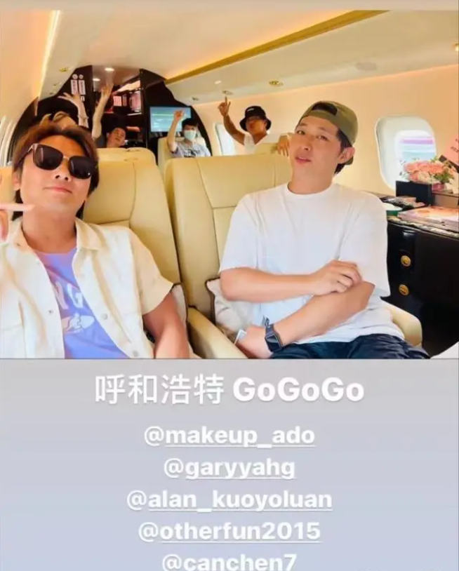 周杰伦携全家飞呼和浩特,私人飞机内部曝光,大女儿侧脸神似昆凌