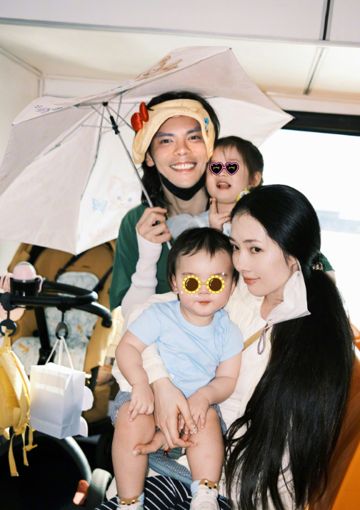 向佐一家杭州游,腹肌惹眼,郭碧婷身材发福,泳池不摘口罩