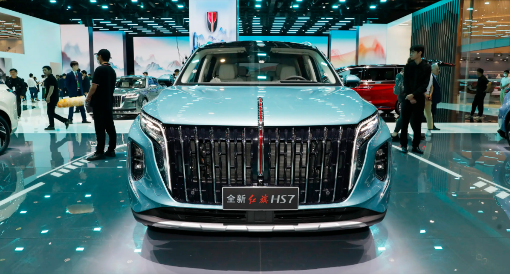 全新红旗hs7亮相成都车展标配20t引擎2558万起售