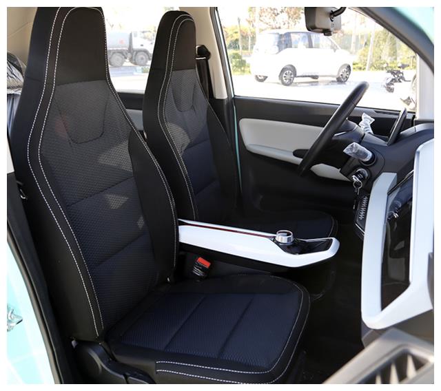 两辆可上牌的四轮电动车,最长续航400英里,每公里仅5美分