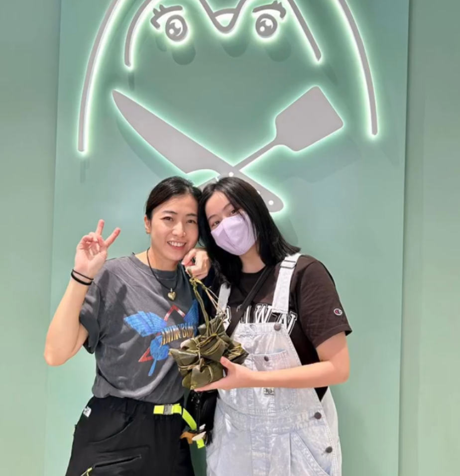甘比晒视频:与女儿一起包粽子,15岁大女儿身高赶超妈妈