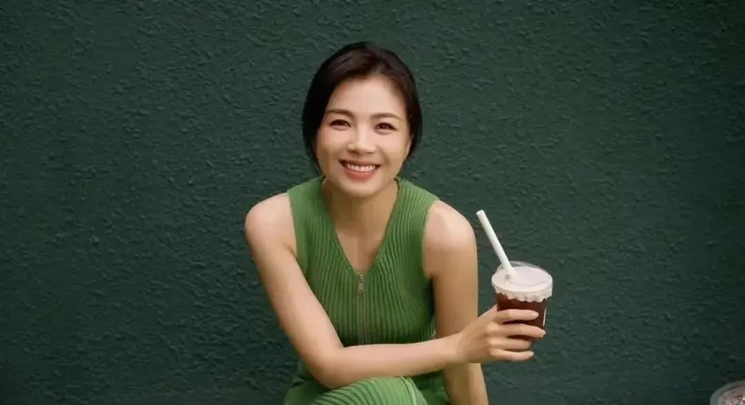 45岁刘涛的"放纵秘事"被深扒,频繁越轨,曝与小鲜肉亲到腿软