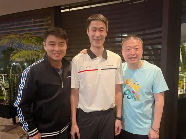 笑对遗憾!马琳与王励勤肩并肩合影,传递的是无悔乒乓人生