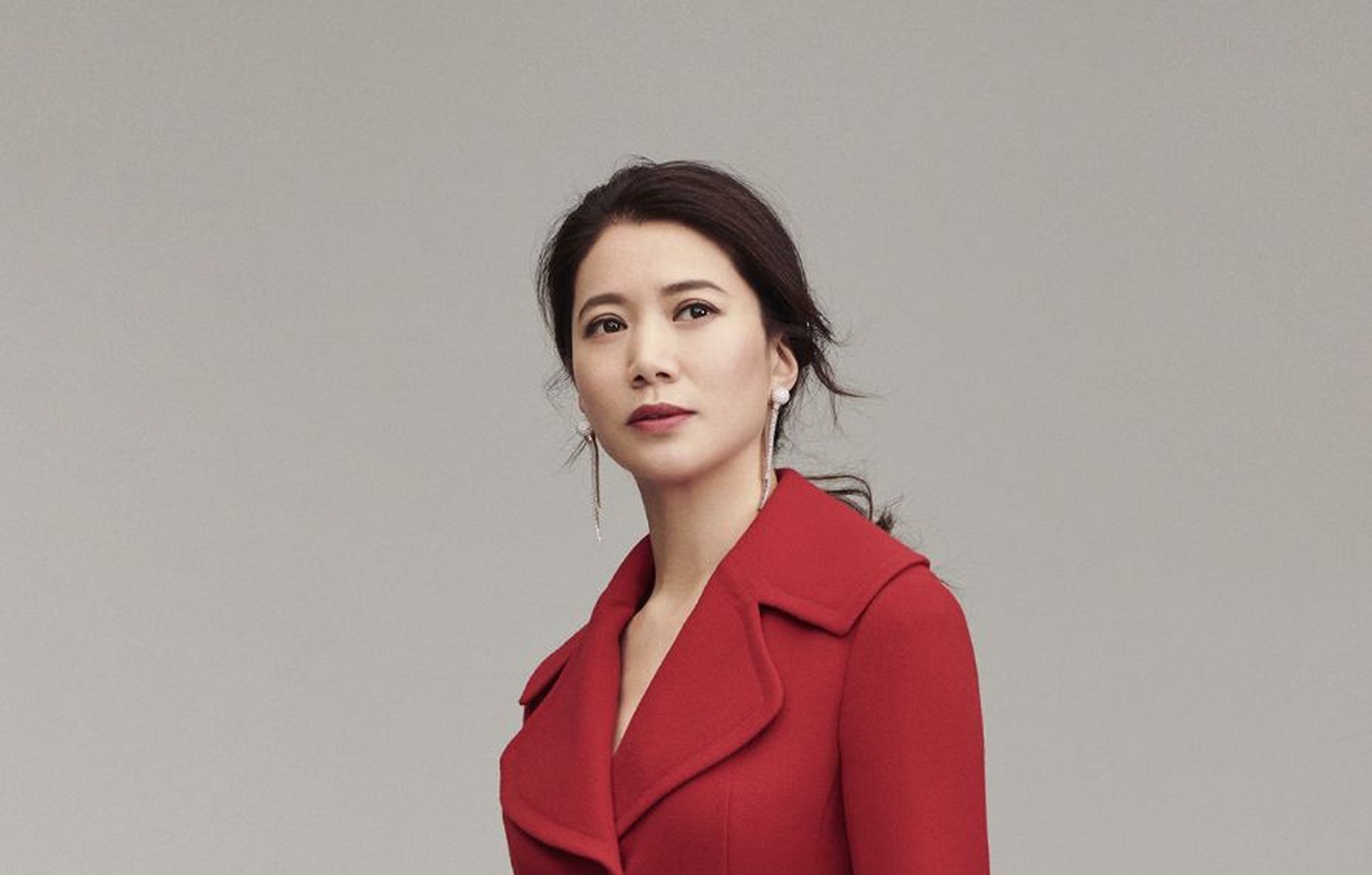 袁咏仪被网友偶遇,52岁的她展现出自然真实的一面,皮肤下垂,皱纹明显