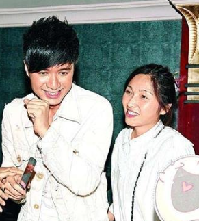 古巨基庆祝结婚9周年!晒一家三口团圆照,妻子52岁生下孩子