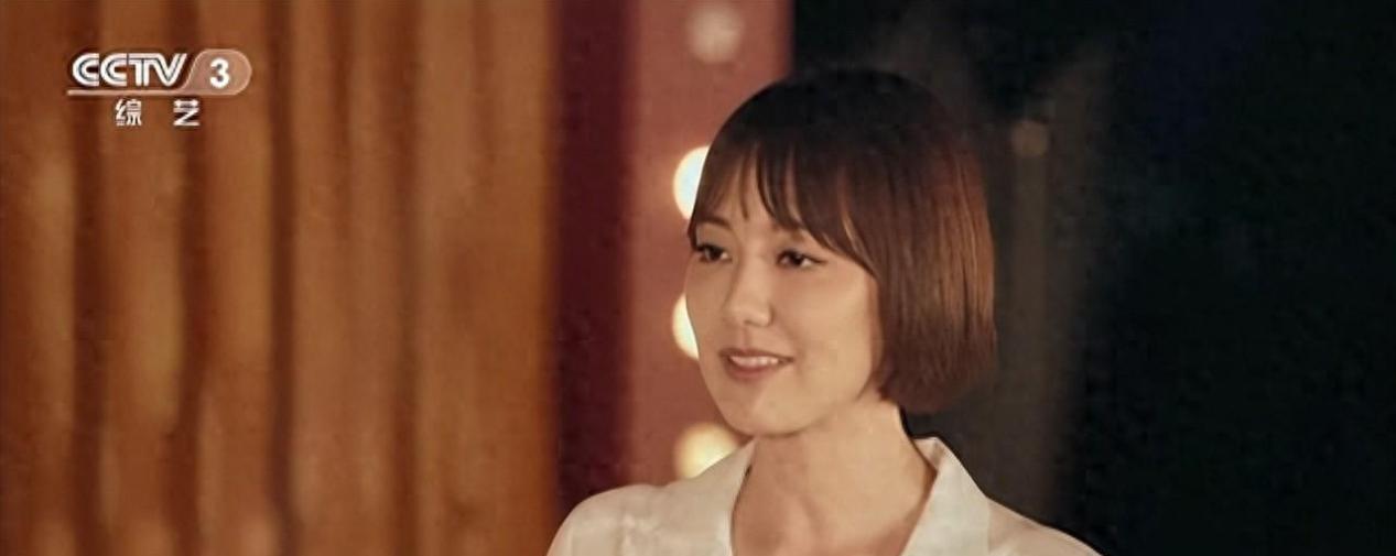 央视掌管劳春燕:与老公分家16年,38岁高龄产子,今51岁知性正派