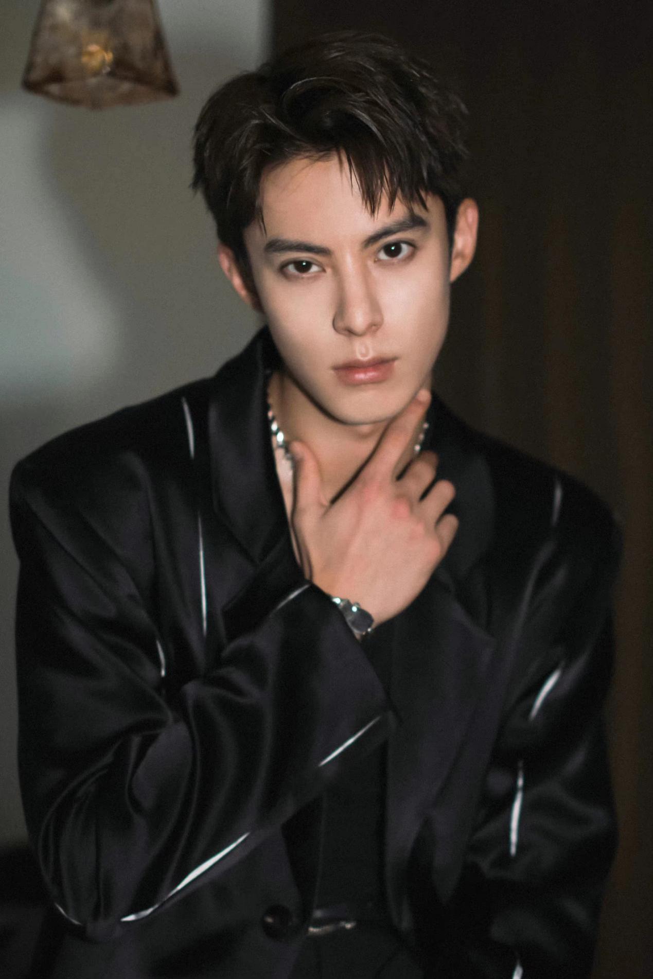 王鹤棣费加罗男士封面,山野洒脱少年,粉丝购买力惊人,杂志大卖