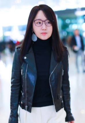 杨钰莹:不老女神机场秀,素颜18岁惊艳,笑容背后藏着的秘密