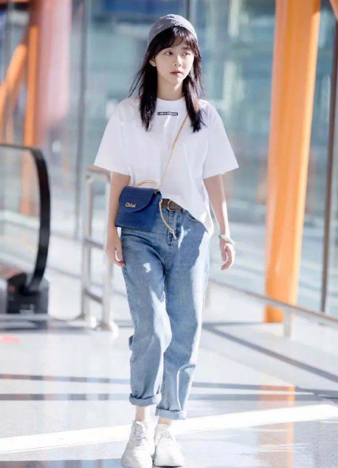 谭松韵现身机场,穿搭朴素像"路人",也照样抢尽风头!