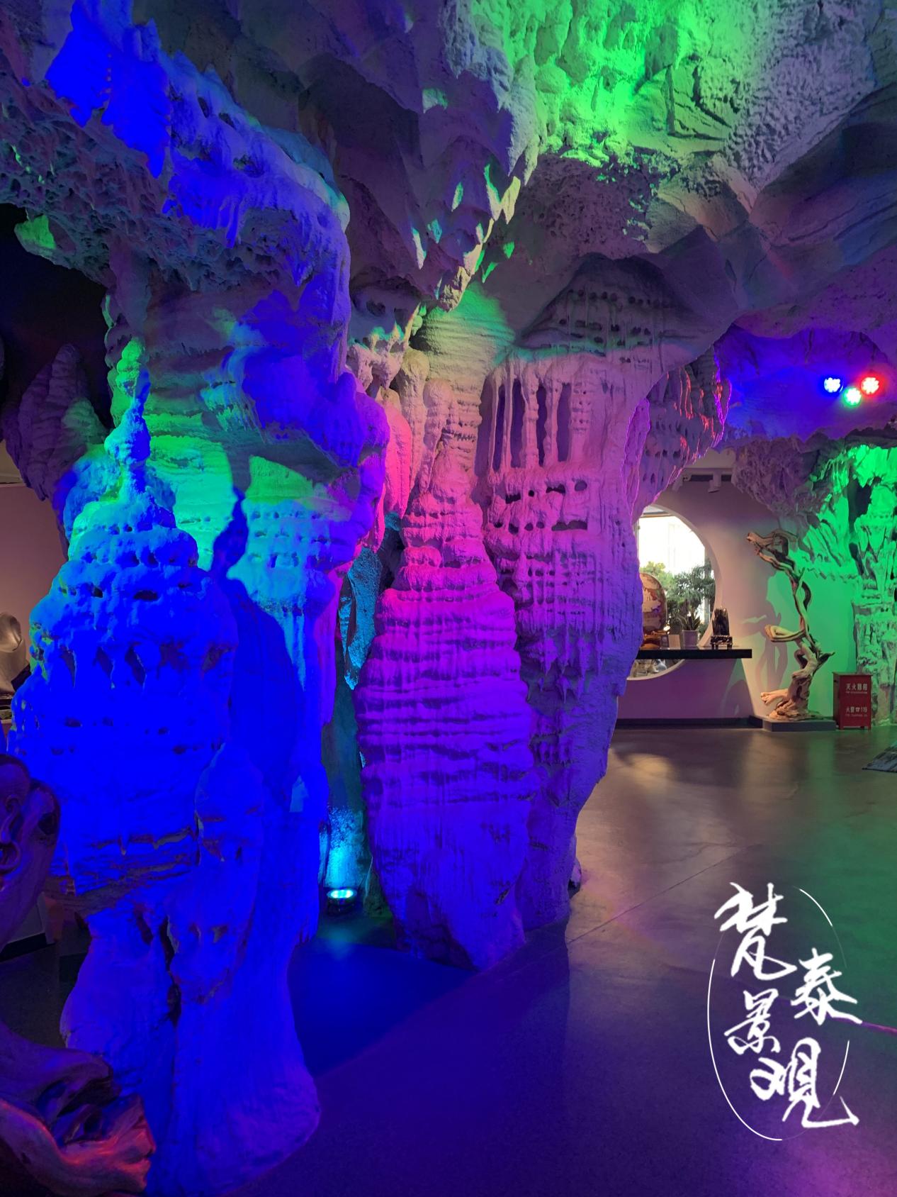 人造溶洞假山怪石林立,别有一番风趣